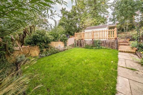 2 bedroom flat for sale, Knollys Road, London SW16