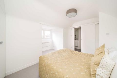 2 bedroom flat for sale, Cricklade Avenue, London SW2