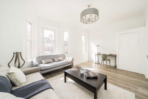 2 bedroom flat for sale, Cricklade Avenue, London SW2