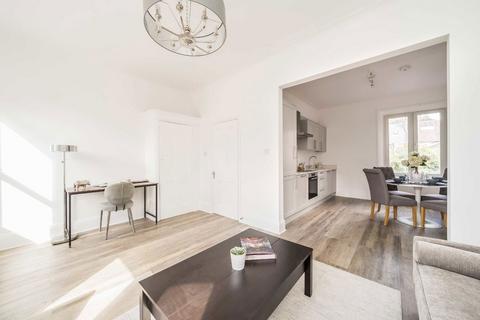 2 bedroom flat for sale, Cricklade Avenue, London SW2