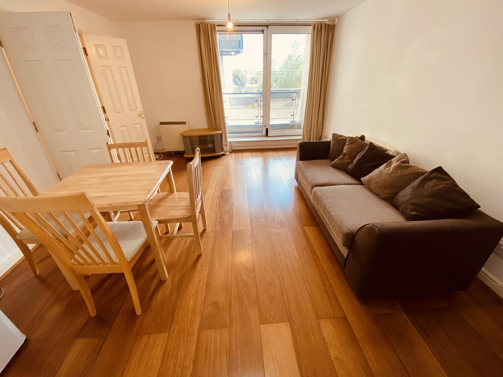 Doclands E16 2 bed flat to rent - £1,850 pcm (£427 pw)