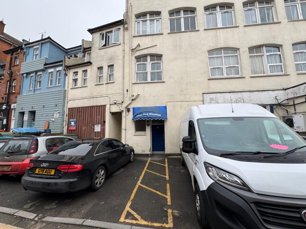 4th Floor Studio Flat with Lift, Located close Aw