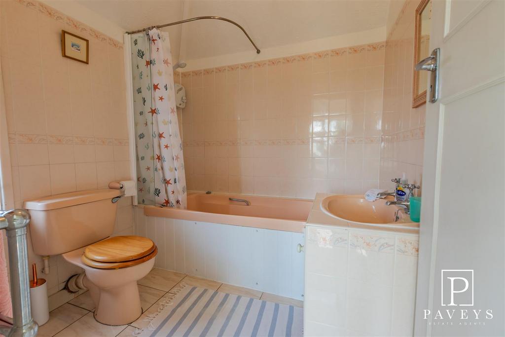 En suite to master bedroom