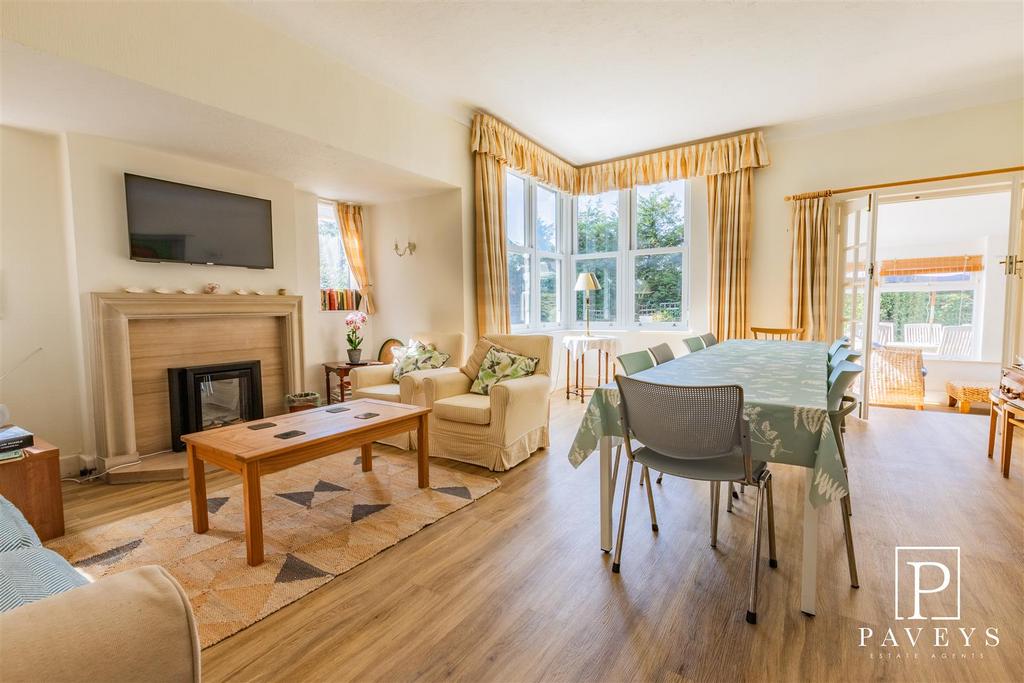 Sitting/dining room