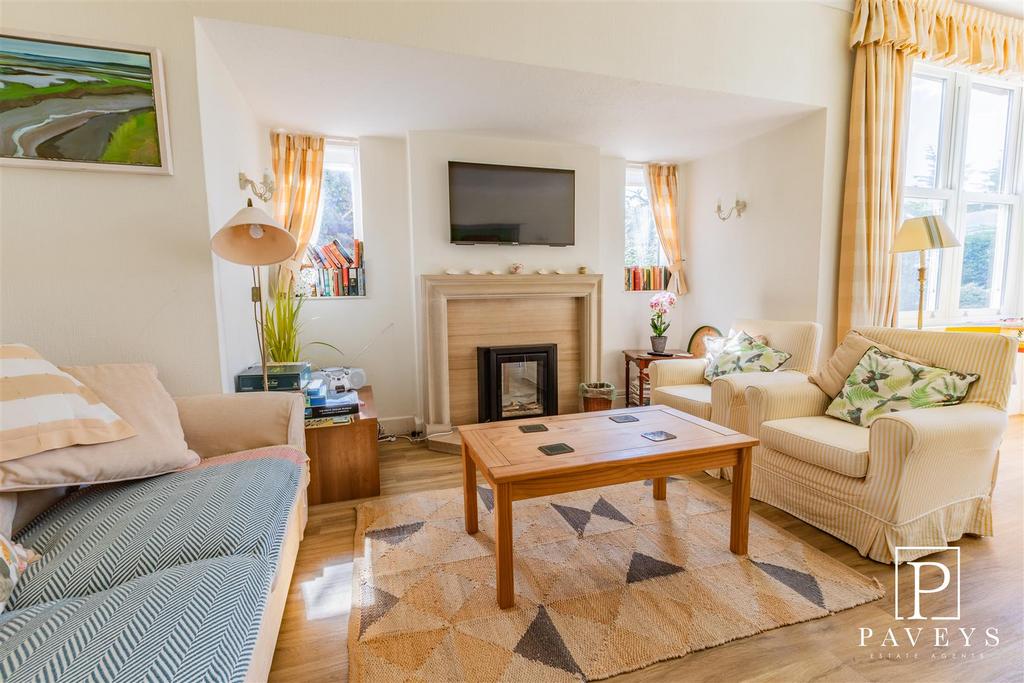 Sitting/dining room