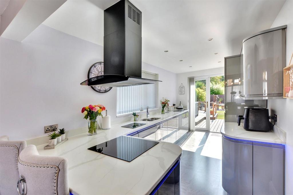 Kitchen 2.jpeg