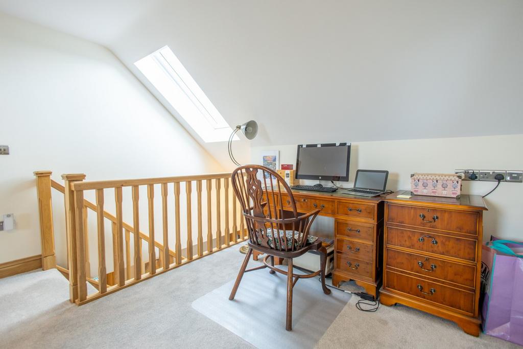 Central Landing/Lounge