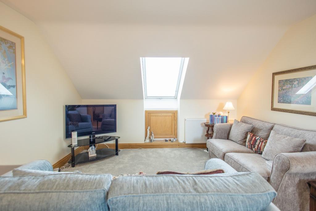 Central Landing/Lounge