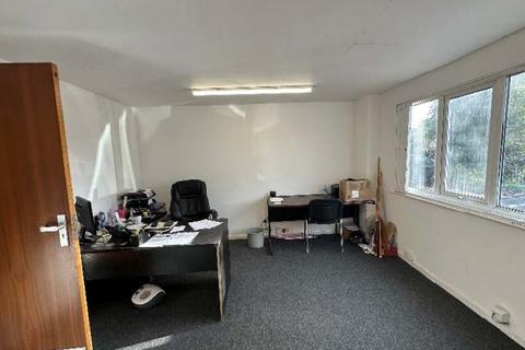 Warehouse to rent, Midland Way Thornbury BS35 2BS