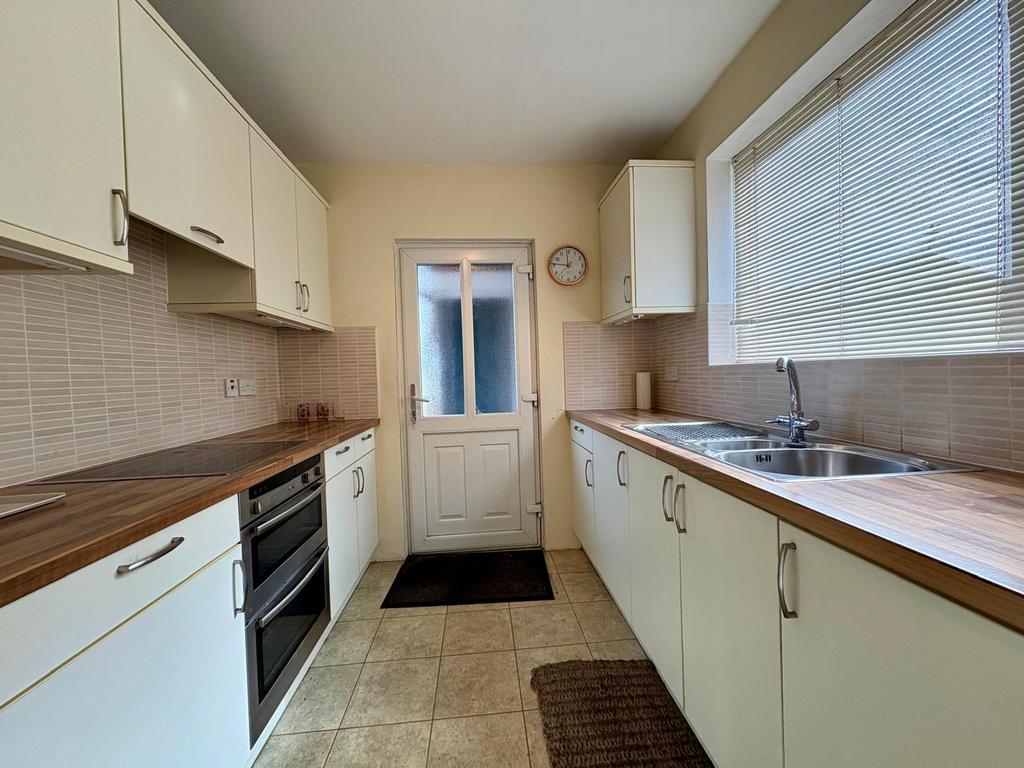 Kitchen 2.jpg