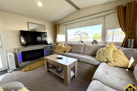 2 bedroom park home to rent, New-Dover Caravan Park, Harwich, Essex, CO12
