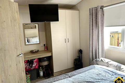 2 bedroom park home to rent, New-Dover Caravan Park, Harwich, Essex, CO12