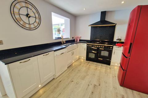 16 Austin Close, Porthcawl, CF36 5SN