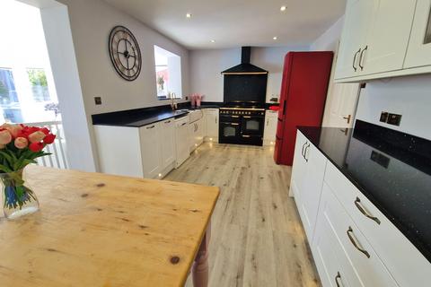 16 Austin Close, Porthcawl, CF36 5SN