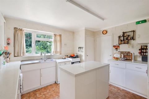 4 bedroom detached house for sale, Kingsdene, Tadworth