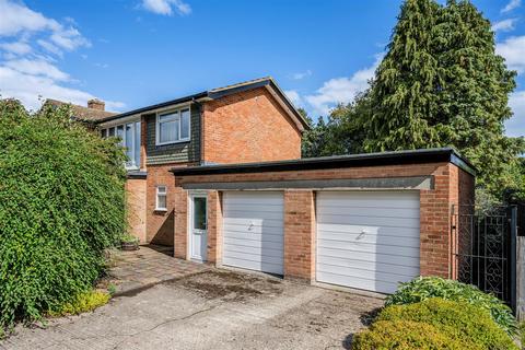 4 bedroom detached house for sale, Kingsdene, Tadworth