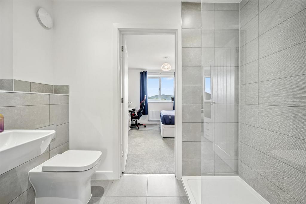 Jack and Jill en-suite.jpg