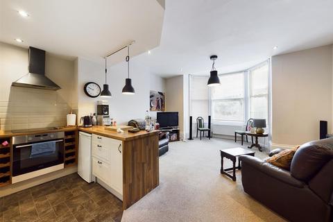 2 bedroom flat for sale, Prince Of Wales Terrace, Scarborough, YO11