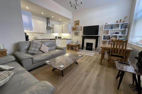 undefined, Ground floor flat. 26 Holbeck Hill, Scarborough. YO11 2XD