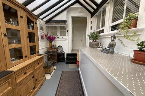 undefined, Ground floor flat. 26 Holbeck Hill, Scarborough. YO11 2XD