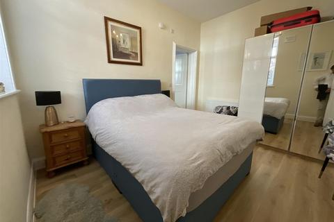 undefined, Ground floor flat. 26 Holbeck Hill, Scarborough. YO11 2XD