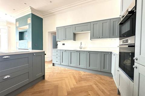 2 bedroom property for sale, Esplanade, Scarborough, YO11