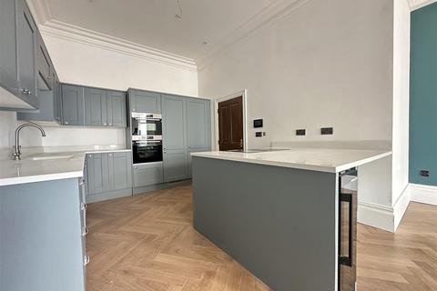 2 bedroom property for sale, Esplanade, Scarborough, YO11