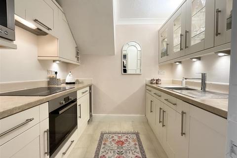 2 bedroom property for sale, Esplanade, Scarborough, YO11