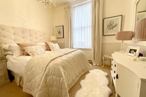 2 bedroom property for sale, Esplanade, Scarborough, YO11