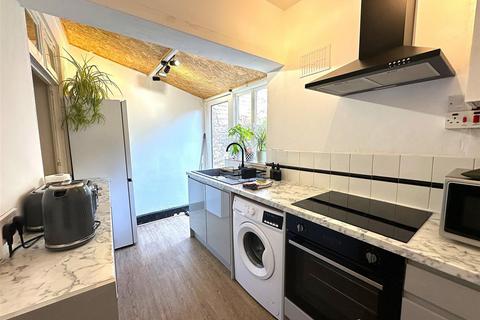 4 bedroom property for sale, Castlegate, Scarborough, YO11