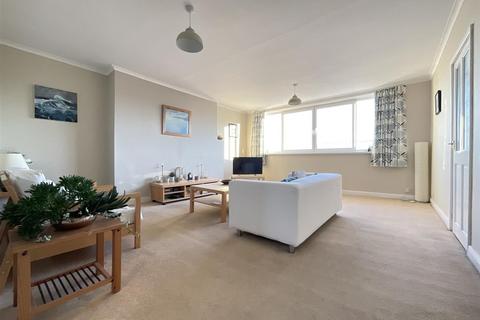 3 bedroom flat for sale, Prince Of Wales Terrace, Scarborough, YO11