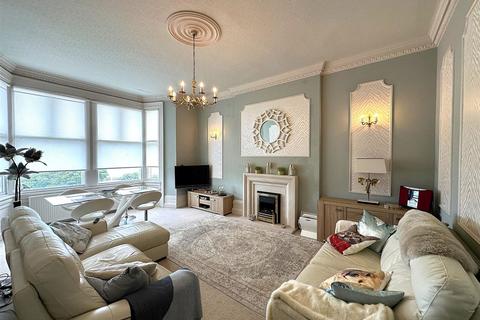 2 bedroom property for sale, First Floor Flat, 70 Esplanade, Scarborough, YO11 2UZ
