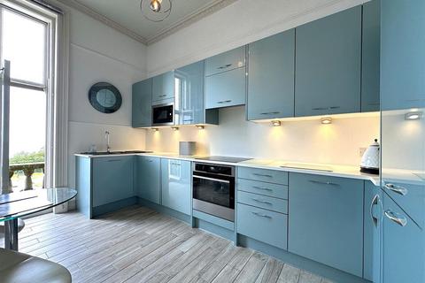 2 bedroom property for sale, First Floor Flat, 70 Esplanade, Scarborough, YO11 2UZ