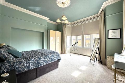 2 bedroom property for sale, First Floor Flat, 70 Esplanade, Scarborough, YO11 2UZ