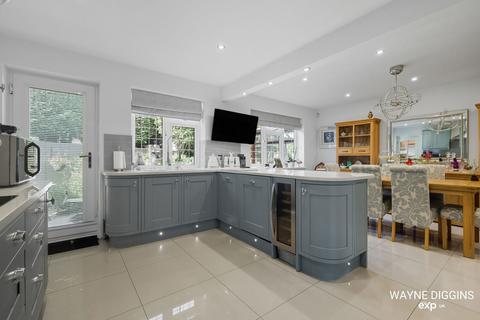 undefined, Foxes Green, Grays RM16