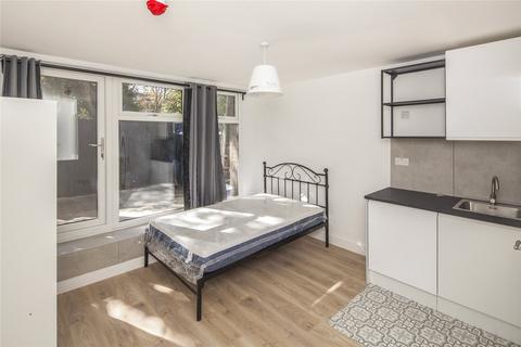 1 bedroom in a house share to rent, Coburg Crescent, London, SW2