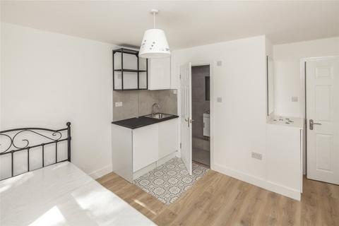 1 bedroom in a house share to rent, Coburg Crescent, London, SW2
