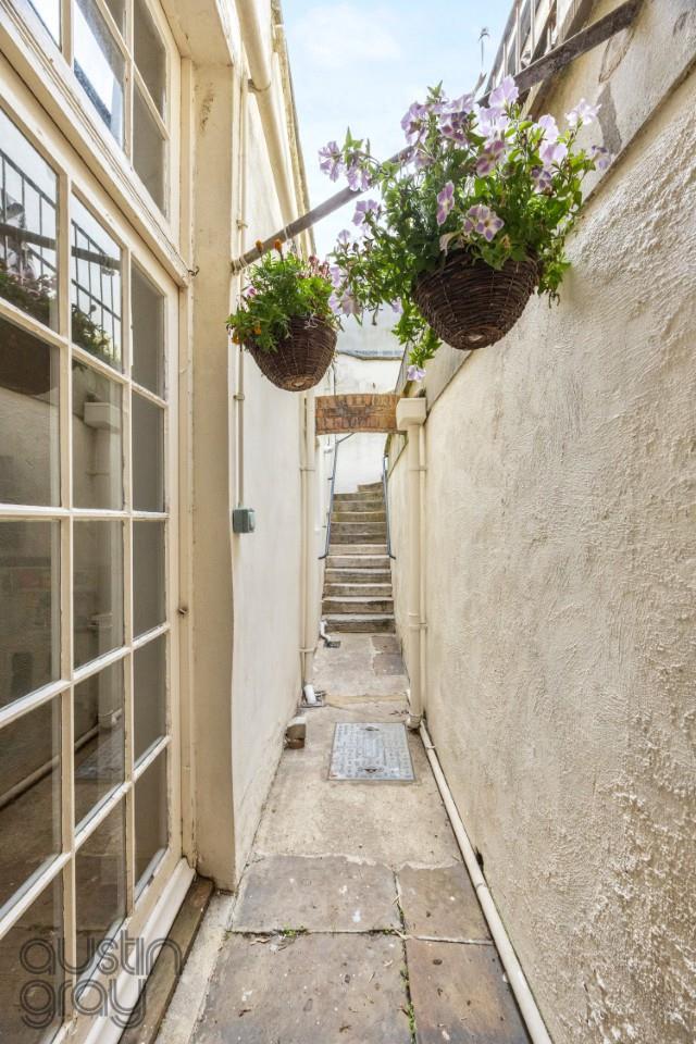 Adelaide Crescent, 29 B-007 (Custom).JPG
