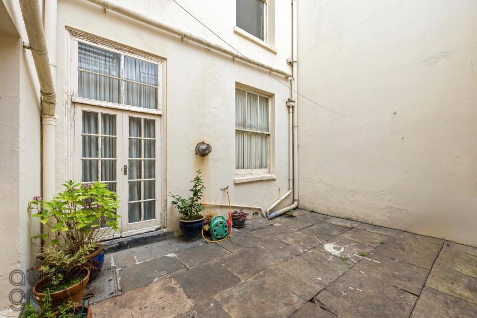 Adelaide Crescent, 29 B-018 (Custom).JPG