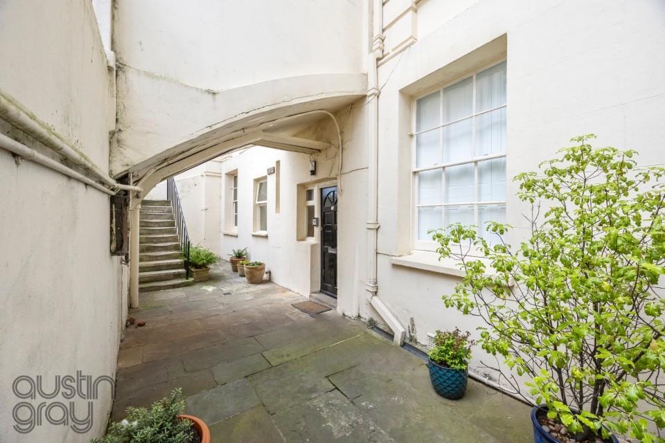 Adelaide Crescent, 29 B-024 (Custom).JPG