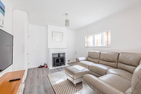 undefined, Linden Close, New Haw KT15