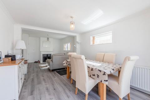 undefined, Linden Close, New Haw KT15