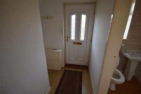 3 bedroom semi-detached house to rent, Wheatcroft, Castleford