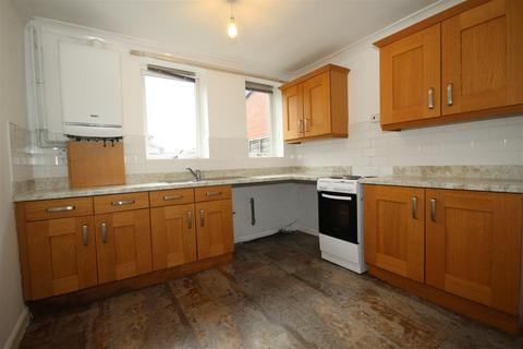 3 bedroom semi-detached house to rent, Wheatcroft, Castleford