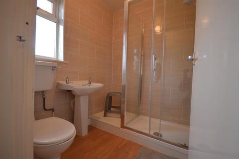 3 bedroom semi-detached house to rent, Wheatcroft, Castleford