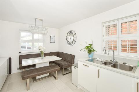3 Ledger Gardens, Reigate, RH2 8FL