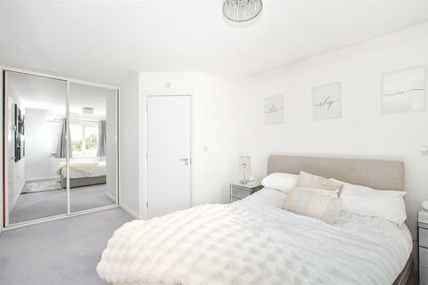 3 Ledger Gardens, Reigate, RH2 8FL