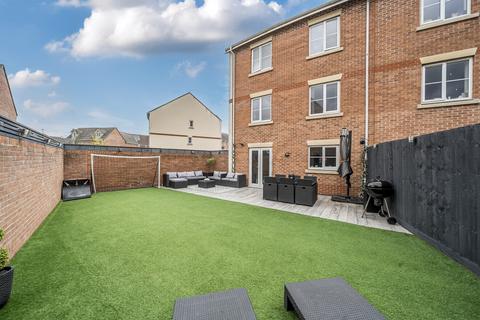 4 bedroom end of terrace house for sale, Mayflower Road, Covingham, Swindon, SN3