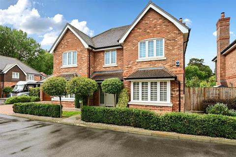4 bedroom detached house for sale, London Road, Hook RG27