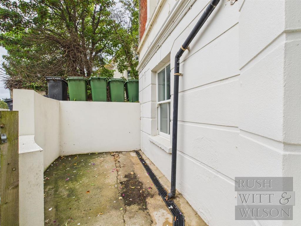 Courtyard pic 2 - Ellensea Road.jpg